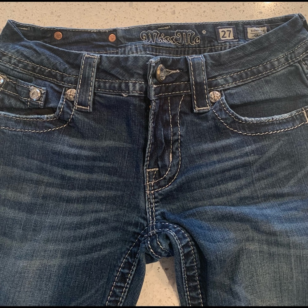 Miss Me signature crop Buckle jeans.